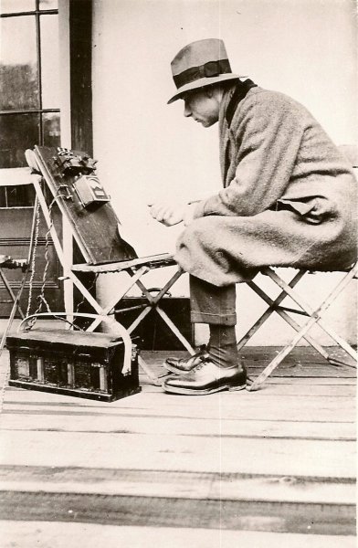 Meteor staff at Chalkwell monitoring 16in gunfire from Yantlet Battery (P&EE)